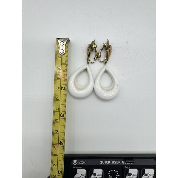 Vintage 1960’s Crown Trifari Gold Tone White Enamel Drop Clip On Earrings 2“ - Picture 3 of 5